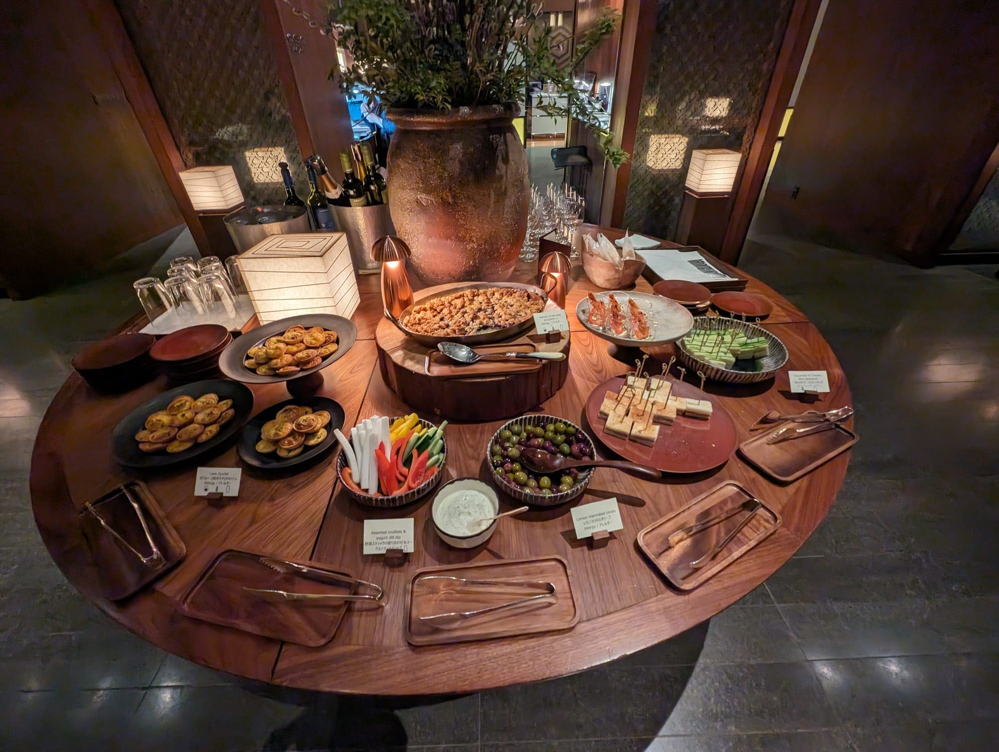 Use a guest of honor award to enjoy evening hors d'oeuvres at the Andaz Tokyo Toranomon Hills - Source: You Are Travel