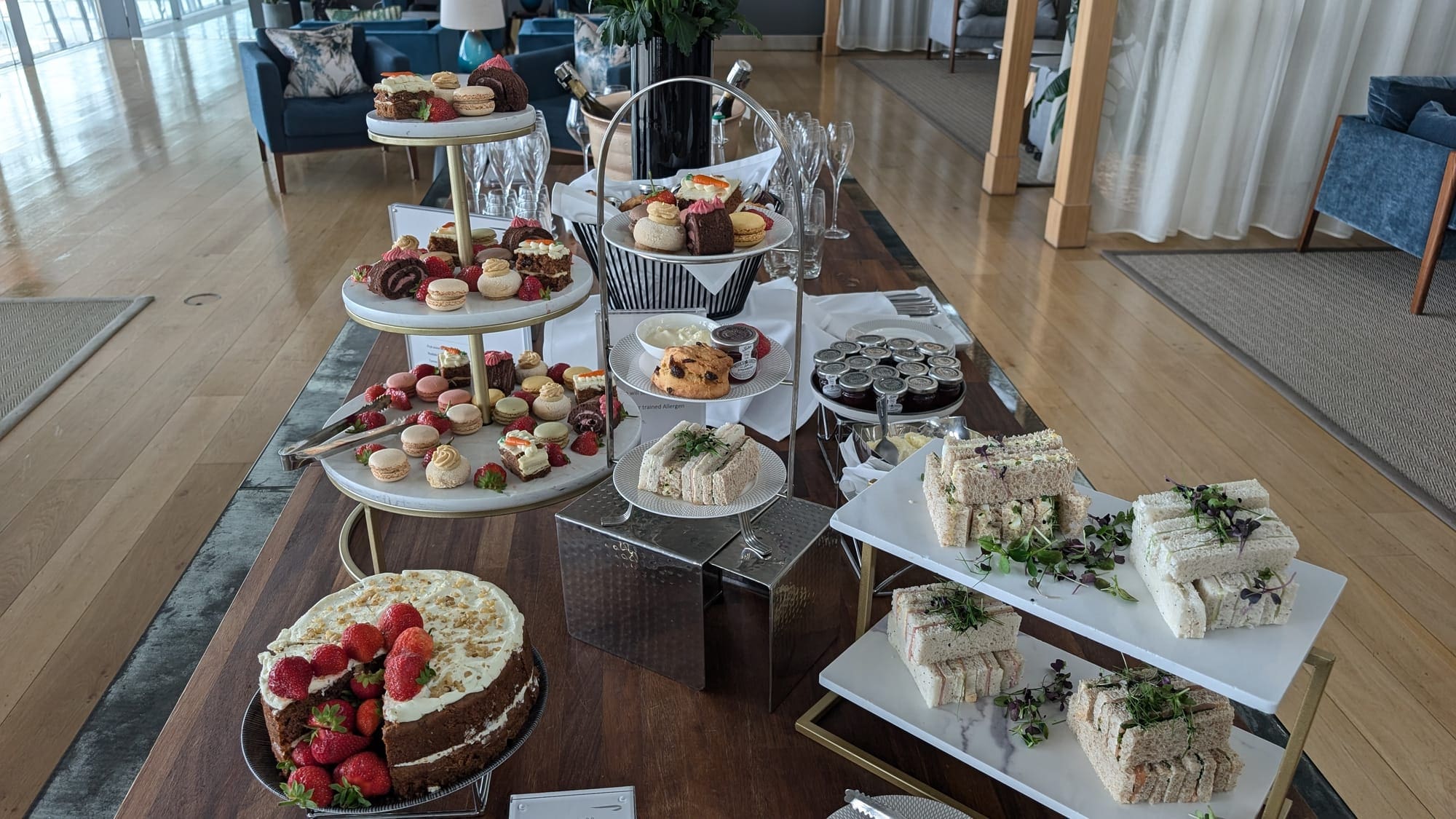 Desserts and sandwiches - Source: You Are Travel
