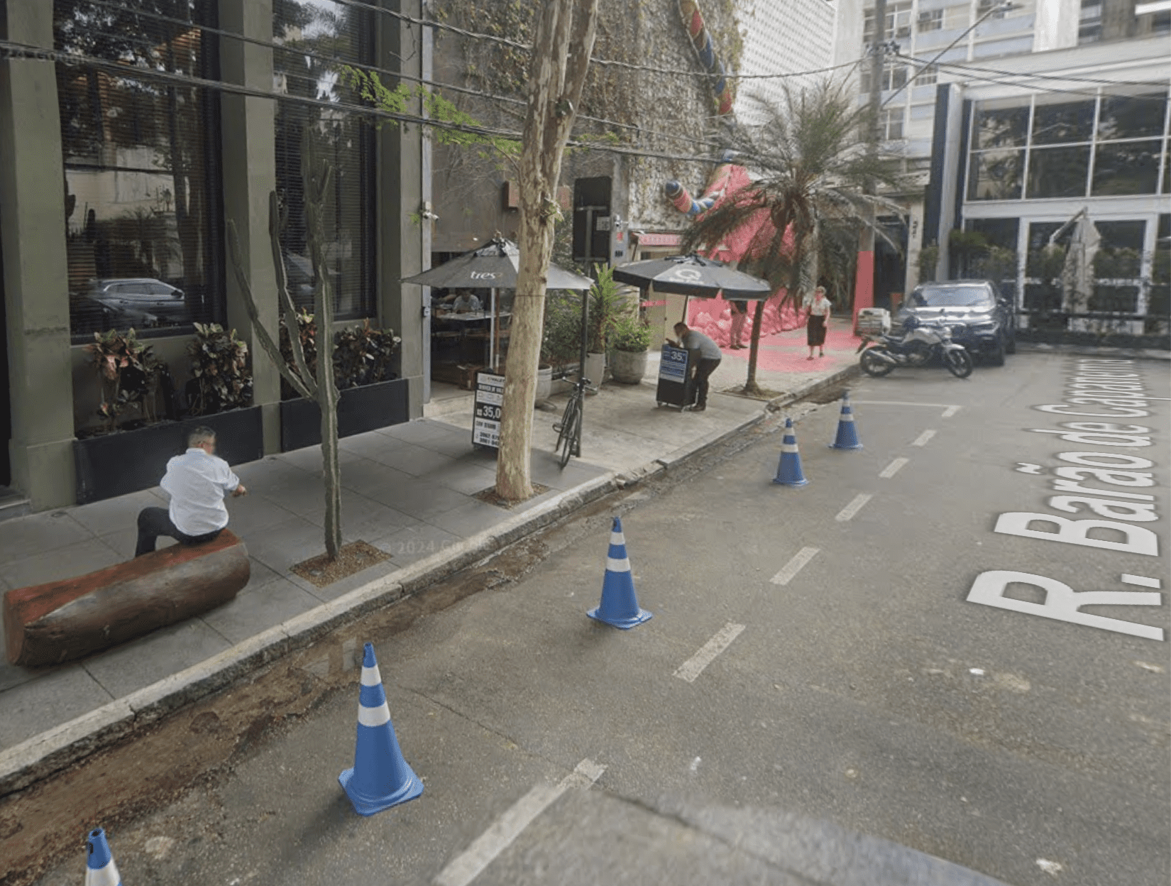 Photo of dead-end street where the restaurant D.O.M. is located