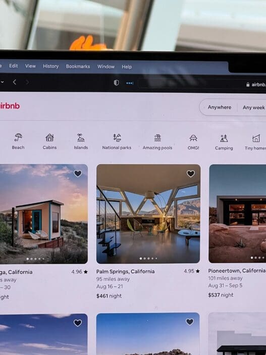 a computer screen with a picture of a house